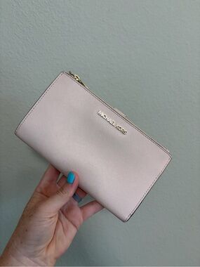 Michael Kors Jet Set Large Leather Wallet clutch minimalist chic light pink